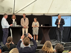Seminarium på Mediescenen i Almedalen med rubriken "Mediestödet – vad behöver justeras nu och hur ska det utformas 2030?". Medverkande: Kerstin Neld, VD, Sveriges Tidskrifter Johan Taubert, VD, Tidningsutgivarna Ida Karkiainen, ordf Konstitutionsutskottet, S Per Hultengård, Jurist, Tidningsutgivarna Thomas Mattsson, Senior Advisor, Bonnier News Per Kjellander, vd Story house Egmont. Foto: Fredrik Wass
