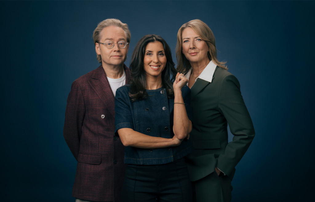 Hela redaktionen för Sveriges Radios podd Det politiska spelet. Från vänster: Fredrik Furtenbach, politisk kommentator, Parisa Höglund, programledare och Elisabeth Marmorstein, politisk kommentator.