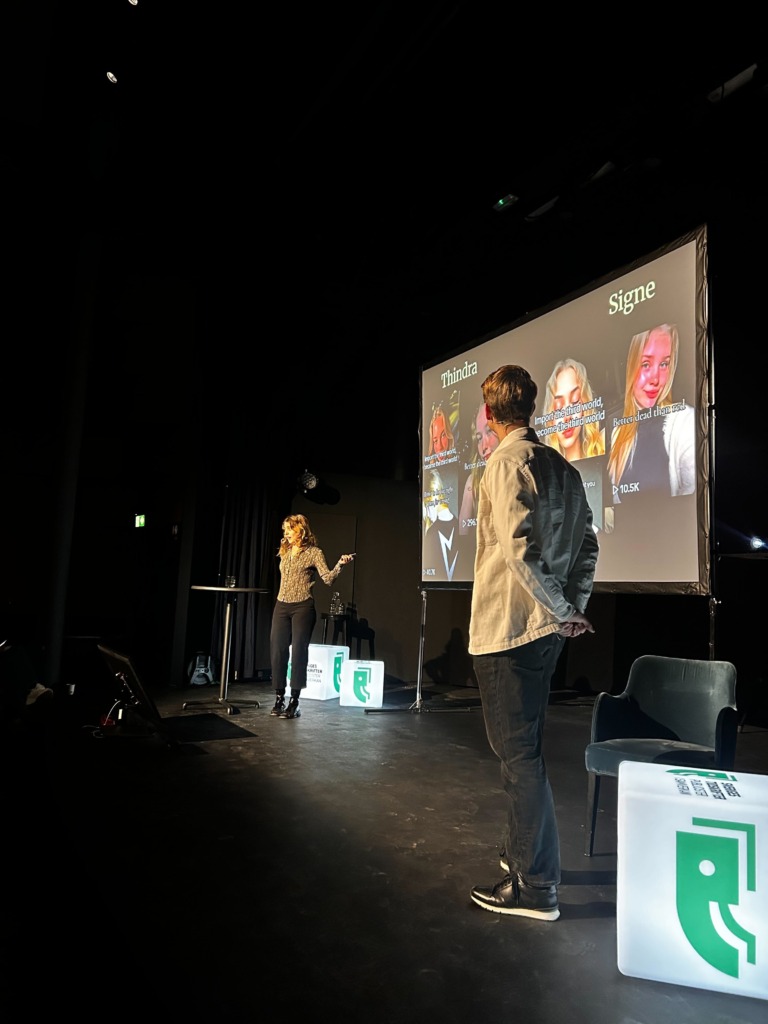 Siri Christiansen, grävande nyhetsreporter P4 Uppland och expert på desinformation föreläste ihop med grävreportern och författaren Jonathan Lundberg som leder Medieinstitutet Fojos kurser i fact-checking. Foto: Elin Sibbern.