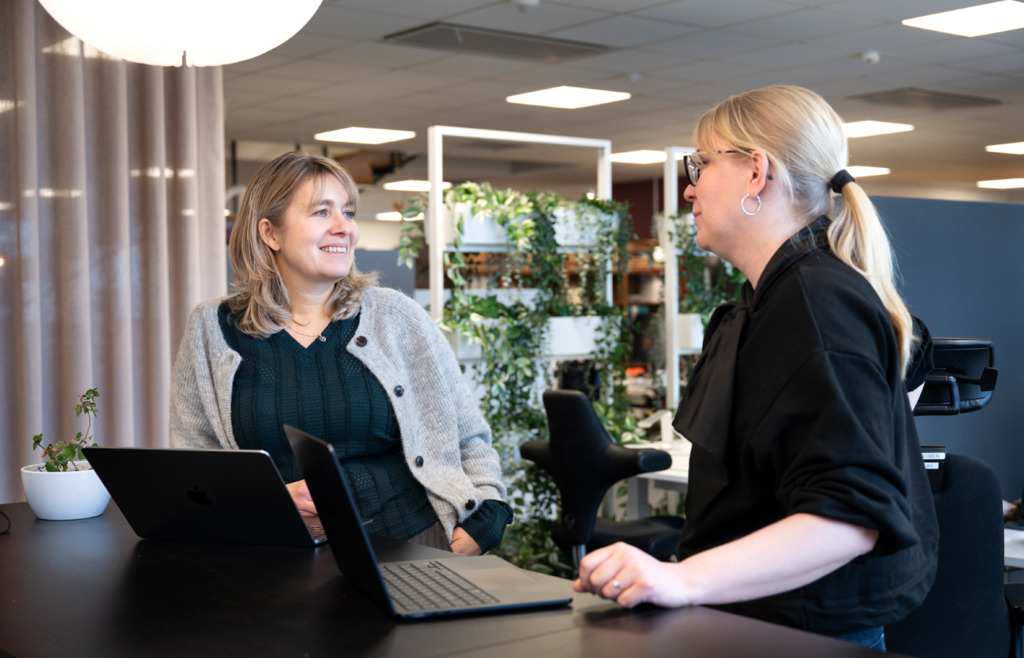 BILDTEXT Camilla Sylvan och Sanna Hjalmarsson på Sydsvenskans redaktion.