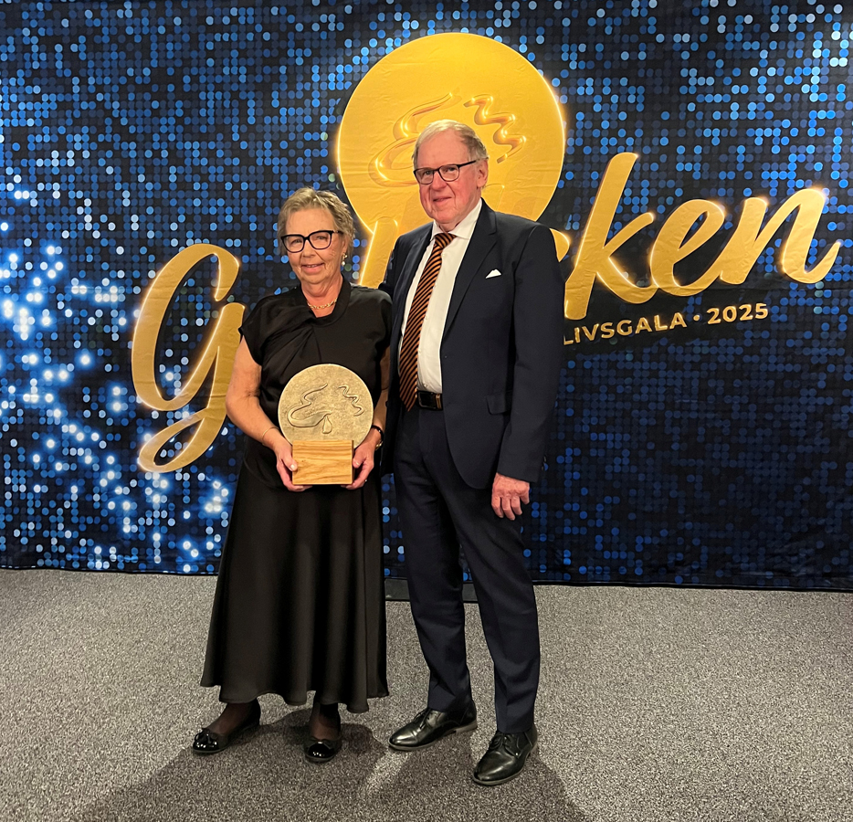 Margaretha Sjöberg och Stig L Sjöberg tog för motorförlaget Albinsson & Sjöberg emot Blekinge turismpris på Guldekengalan 2025. Foto: Elin Runberg