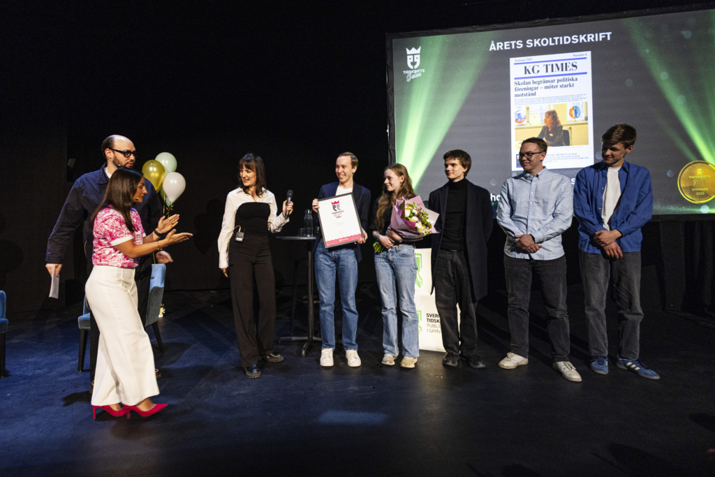 Kulturminister Parisa Liljestrand delar ut pris till årets skoltidning under tidskriftsdagarna. 2026-04-16 Foto: Tor Johnsson.