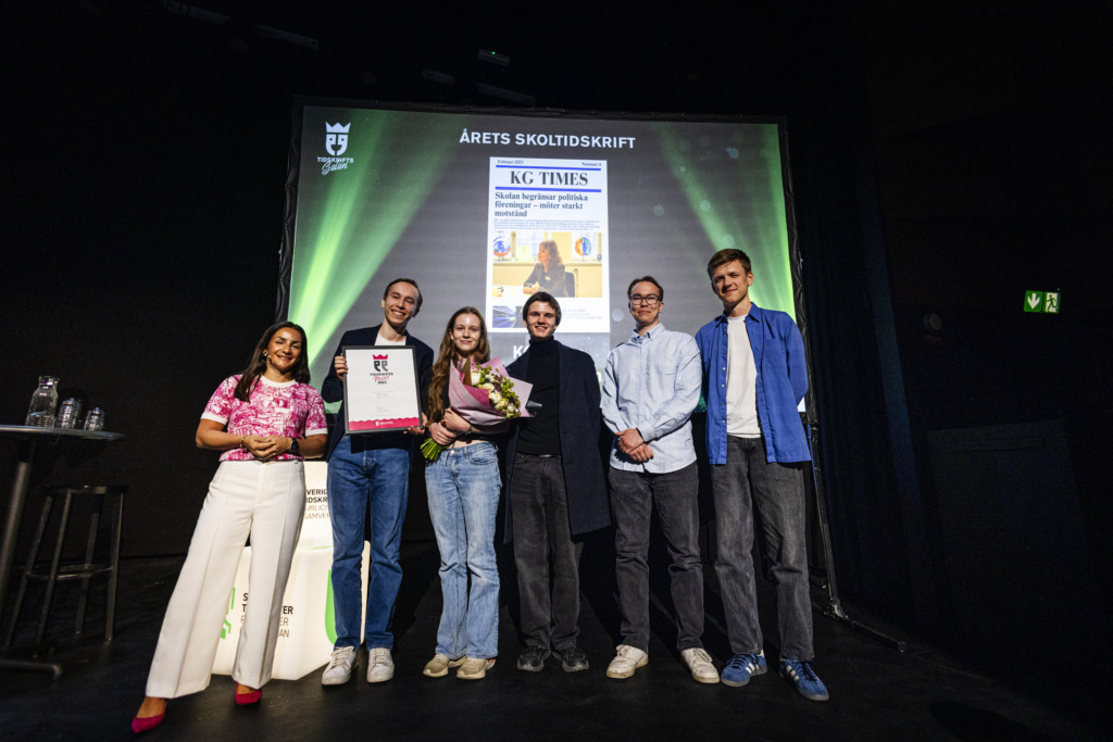 Kulturminister Parisa Liljestrand delar ut pris till årets skoltidning under tidskriftsdagarna. Foto: Tor Johnsson.