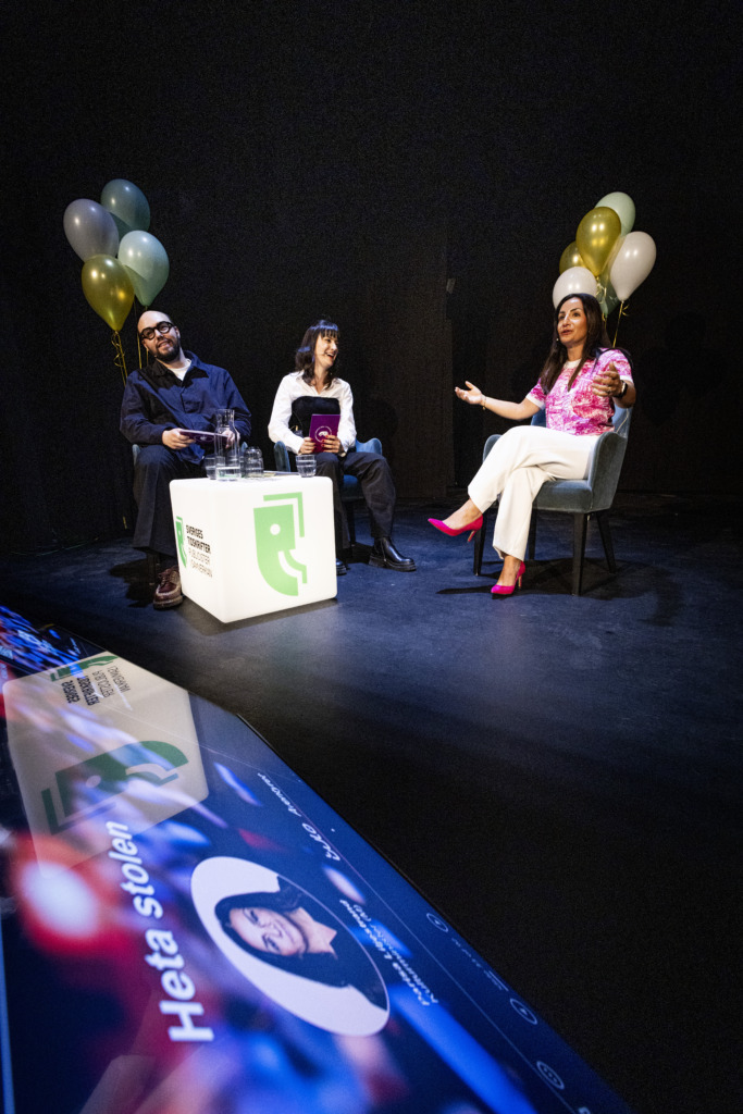 Kulturminister Parisa Liljestrand frågas ut av Expos reporter Erik Glaad och Kommunalarbetarens reporter Raffaella Lindström i heta stolen under tidskriftsdagarna. Foto: Tor Johnsson.