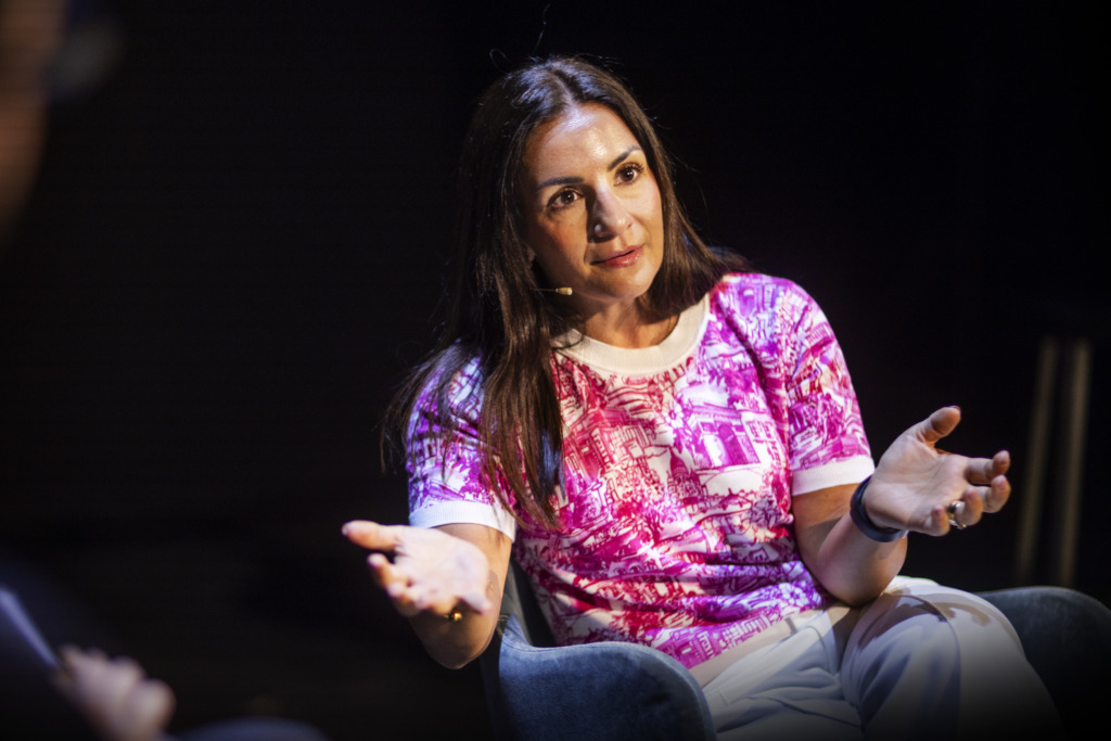 Kulturminister Parisa Liljestrand frågas ut av Expos reporter Erik Glaad och Kommunalarbetarens reporter Raffaella Lindström i heta stolen under tidskriftsdagarna. Foto: Tor Johnsson.